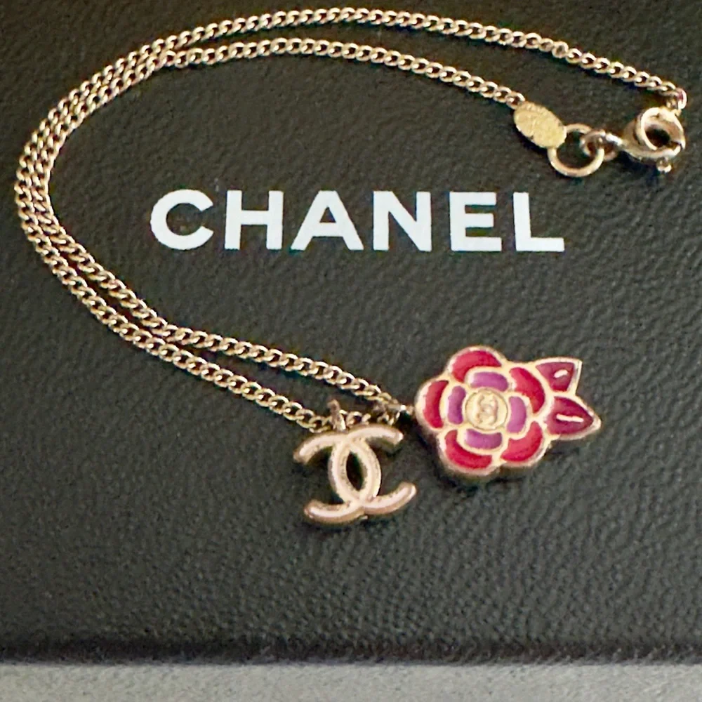 SOLD ❌ Vintage Chanel Camellia Flower Bracelet - Picture 2 of 4